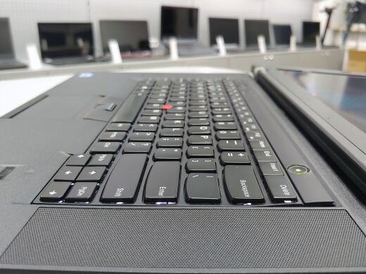 Lenovo ThinkPad W530 / 15.6 (1920x1080) TN / Intel Core i7-3740QM (4 (8) ядра по 2.7 - 3.7 GHz) / 8 GB DDR3 / 240 GB SSD / nVidia Quadro K1000M, 2 GB / WebCam / DVD-RW