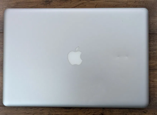 Ноутбук Apple MacBook Pro A1286 / 15.4" (1440x900) TN / Intel Core i7-2635QM (4 (8) ядра по 2.0 - 2.9 GHz) / 8 GB DDR3 / 128 GB SSD / AMD Radeon HD 6490M, 256 MB GDDR5, 64-bit / WebCam